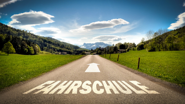 Fahrschule in Sachsen-Anhalt bereitet sächsische Fahranfänger mit Geduld auf die Führerscheinprüfung vor.