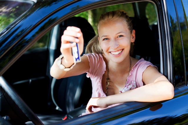 Fahrschule in Schleswig-Holstein lehrt jungen Leuten das Autofahren.